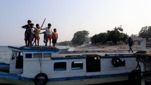 Bercengkrama di Tepi Laut