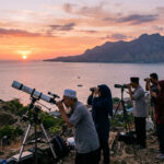 Orang meneropong bulan.