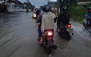 Kota Bandar Lampung Banjir, Seorang Meninggal Dunia, Dua Anak Hilang