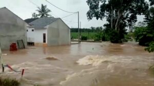 Kota Bandar Lampung Banjir, Seorang Meninggal Dunia, Dua Anak Hilang