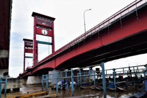 Menunggu Penumpang di Bawah Jembatan Ampera