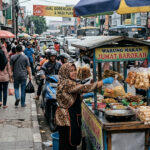 Pedagang kaki lima di pinggir jalan.