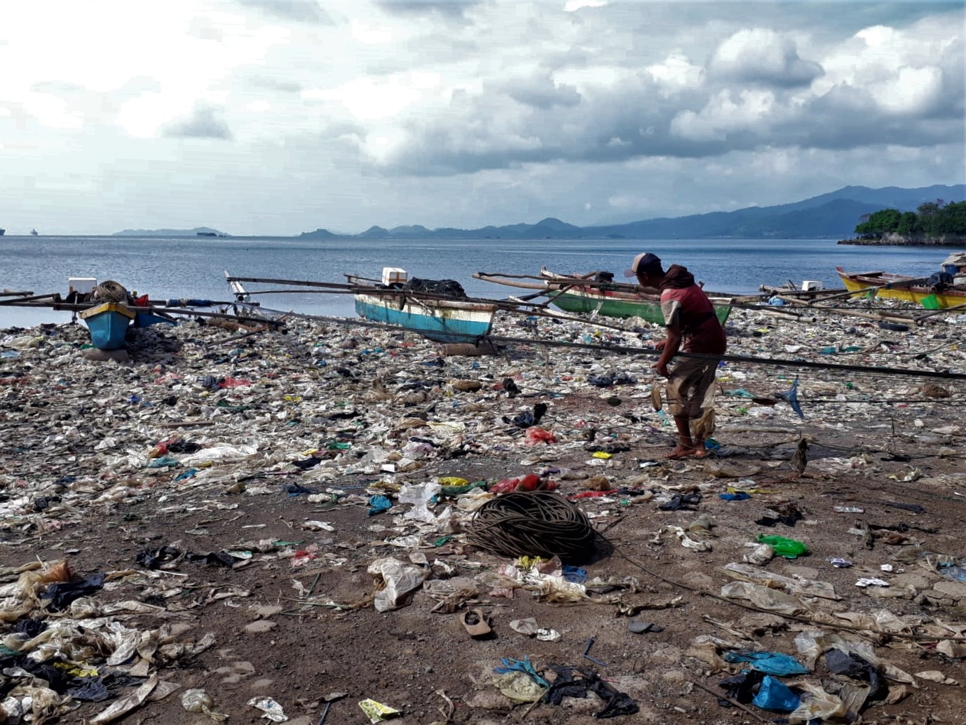 Sampah plastik di Sukaraja.