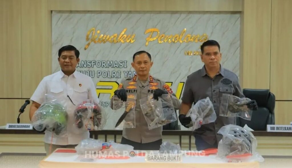 Kapolda Lampung Irjen Pol Helfi Assegaf menunjukkan barang bukti pelaku curanmor. (Foto: Humas Polda Lampung)