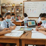 Siswa pakai masker.
